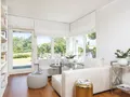 Moderner Wohnbereich mit Zugang zur Terrasse