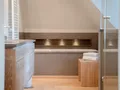 Elegantes Wannenbad mit Doppelwaschtisch am Masterbedroom