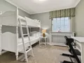 Kinderzimmer mit Etagenbett im Untergeschoss