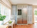 Großer Kühlschrank mit Weinkühler
