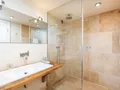 Schönes Bad mit ebenerdiger XXL-Dusche im Untergeschoss