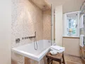 Modernes Wannen-Duschbad mit hochwertigen Materialien im Obergeschoss