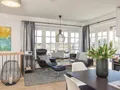 Gemütliche Sofaecke vor dem Panoramafenster