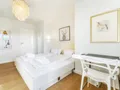 Doppelschlafzimmer mit kleinem Arbeitsplatz