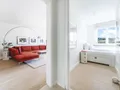 Lichtdurchfluteter Wohnbereich neben dem Einzelschlafzimmer
