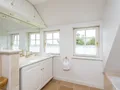 Elegantes Badezimmer mit Ausblick