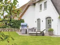 Schöne Südterrasse mit Strandkorb