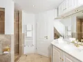 Großzügiges WannenDuschbad en suite