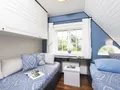 Schlafzimmer mit zwei Einzelbetten und Gartenblick im Obergeschoss