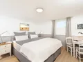 Modernes Doppelschlafzimmer im Untergeschss