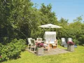 Kleine Terrasse mit Strandkorb