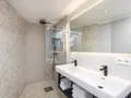 Modernes Bad mit Doppelwaschbecken