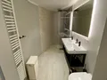 Modernes Bad mit Doppelwaschbecken