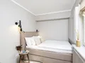 Kleines Gästezimmer mit kleinem Doppelbett im Untergeschoss