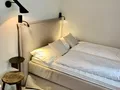 Kleines Gästezimmer mit kleinem Doppelbett