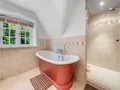 Elegantes Bad mit Dusche und freistehender Wanne