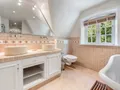 Badezimmer mit Doppelwaschtisch im Obergeschoss